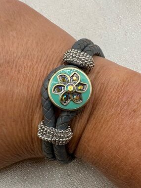 Gray Leather Noose Style Snap Button Bracelet with 2 Snap Button Charms